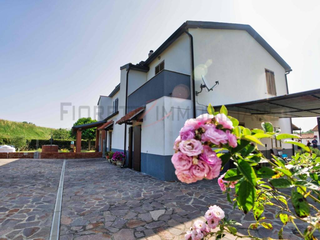 casa indipendente in vendita a Piombino