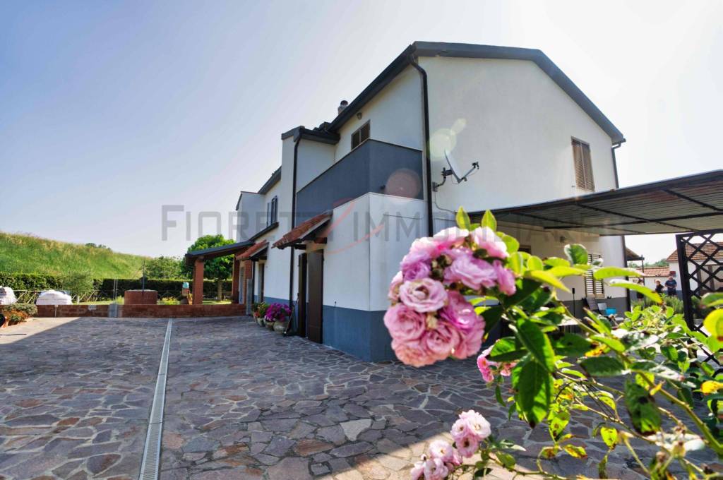 casa indipendente in vendita a Piombino