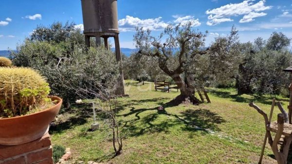 casa indipendente in vendita a Piombino