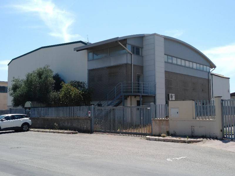 locale commerciale in vendita a Piombino