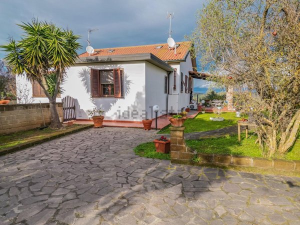 casa indipendente in vendita a Piombino