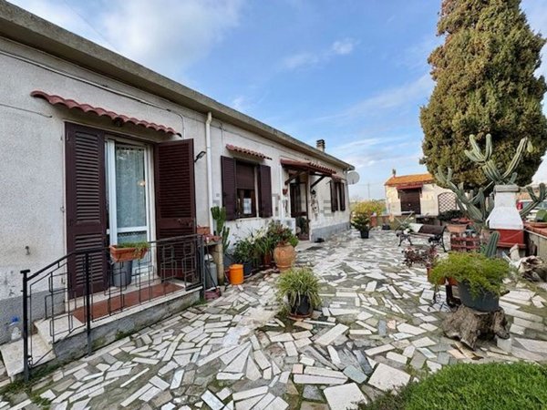 casa indipendente in vendita a Piombino