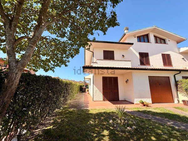 casa indipendente in vendita a Piombino