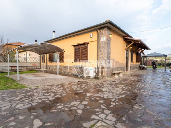 casa indipendente in vendita a Piombino