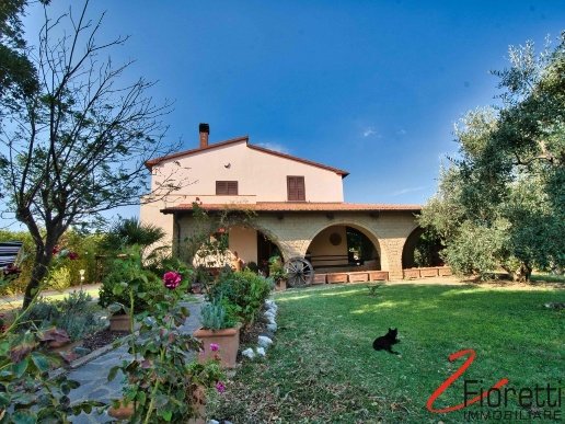 casa indipendente in vendita a Piombino