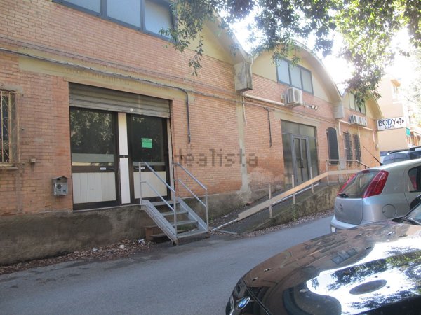 locale commerciale in vendita a Piombino
