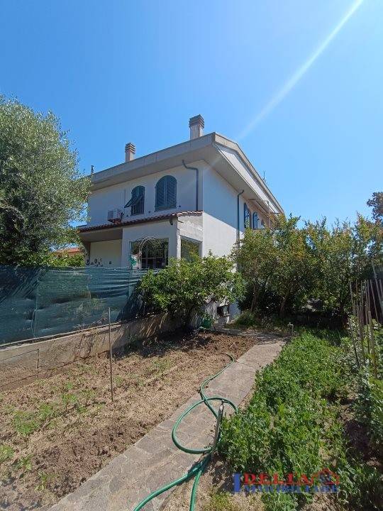 casa indipendente in vendita a Rosignano Marittimo in zona Vada