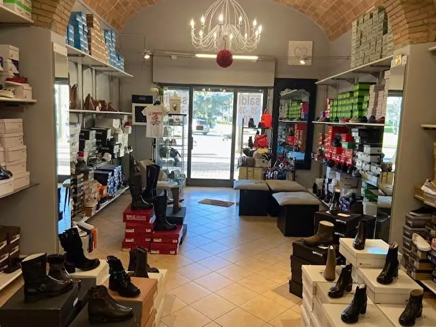 negozio in vendita a Rosignano Marittimo in zona Vada