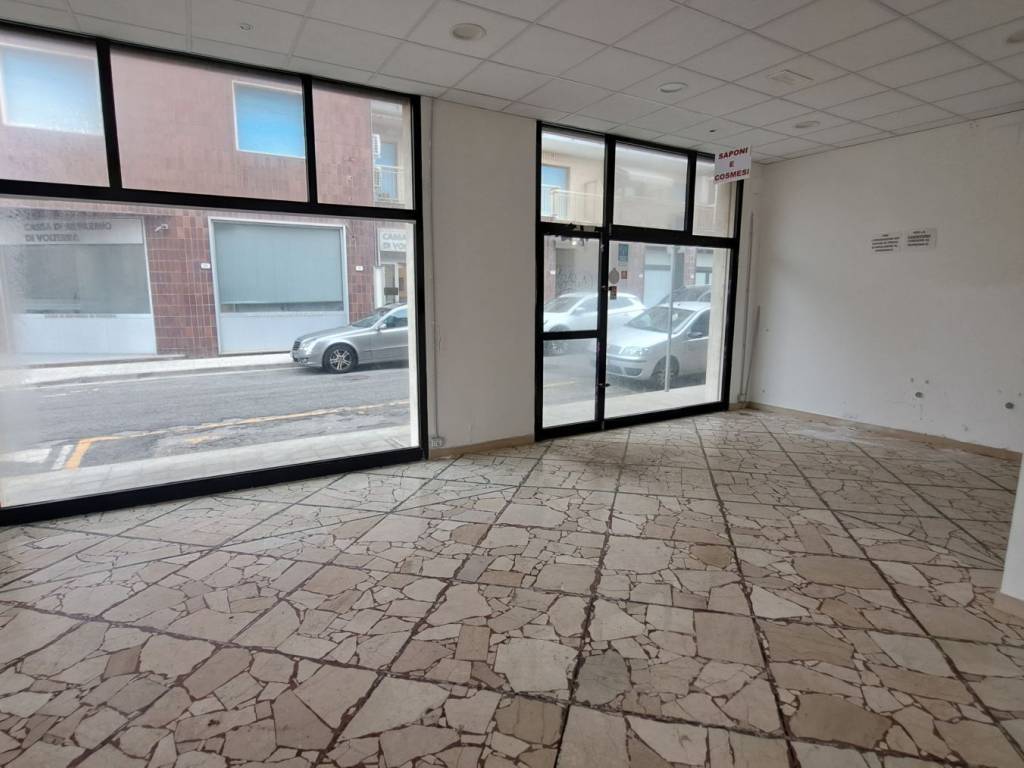 negozio in vendita a Rosignano Marittimo in zona Rosignano Solvay
