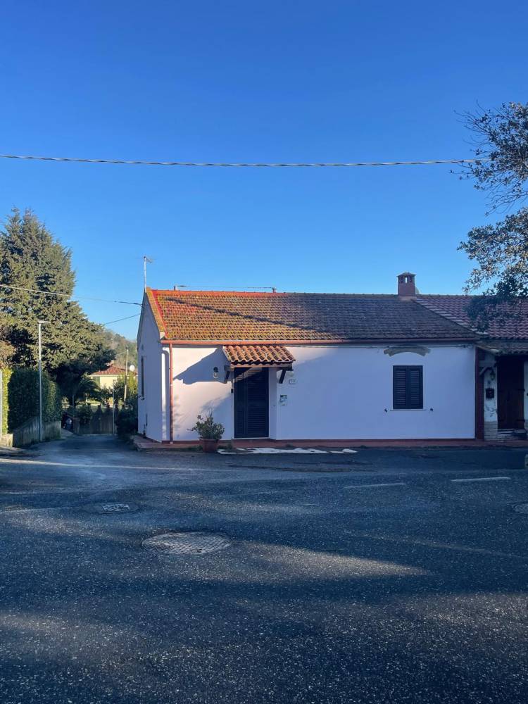 casa indipendente in vendita a Rosignano Marittimo in zona Nibbiaia