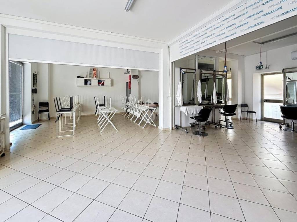 negozio in vendita a Rosignano Marittimo in zona Rosignano Solvay