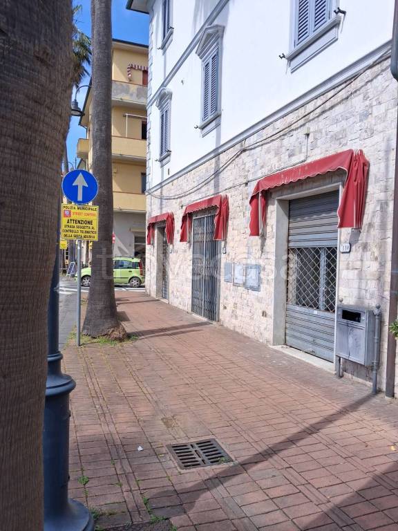 negozio in vendita a Rosignano Marittimo in zona Vada