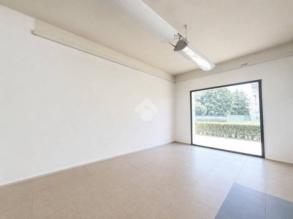 negozio in vendita a Rosignano Marittimo in zona Rosignano Solvay