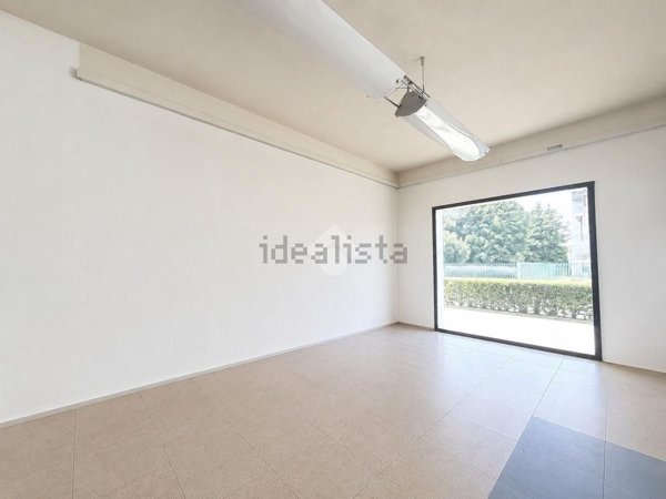 negozio in vendita a Rosignano Marittimo in zona Rosignano Solvay
