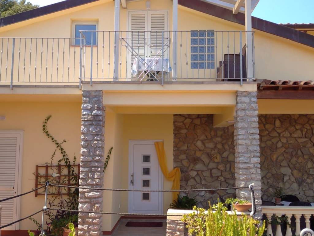 casa indipendente in vendita a Rio in zona Cavo