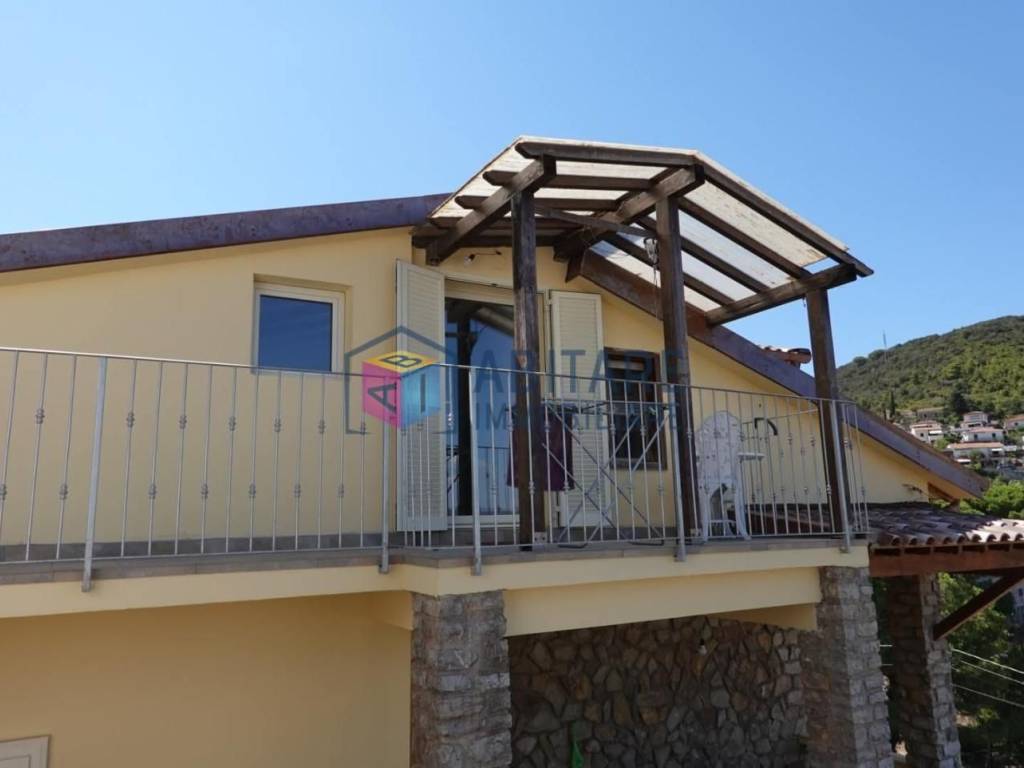 casa indipendente in vendita a Rio in zona Cavo