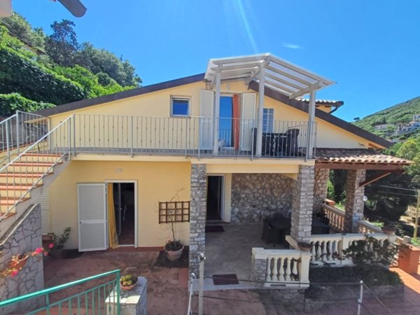 casa indipendente in vendita a Rio in zona Cavo