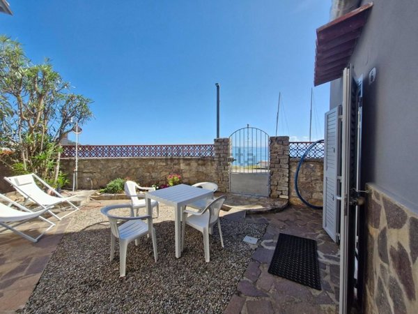 casa indipendente in vendita a Rio in zona Cavo