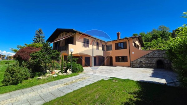 casa indipendente in vendita a Fara Novarese