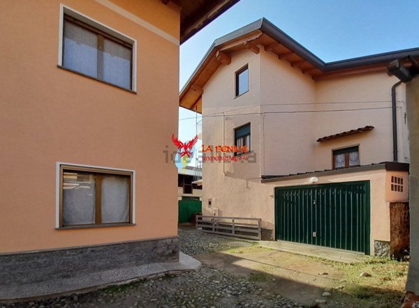 casa indipendente in vendita a Fara Novarese