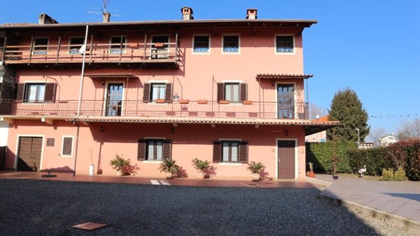 casa indipendente in vendita a Fara Novarese