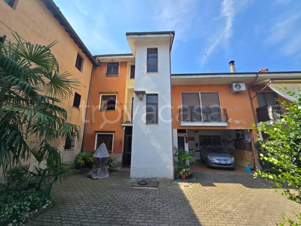 casa indipendente in vendita a Fara Novarese