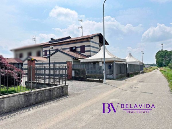 casa indipendente in vendita a Fara Novarese