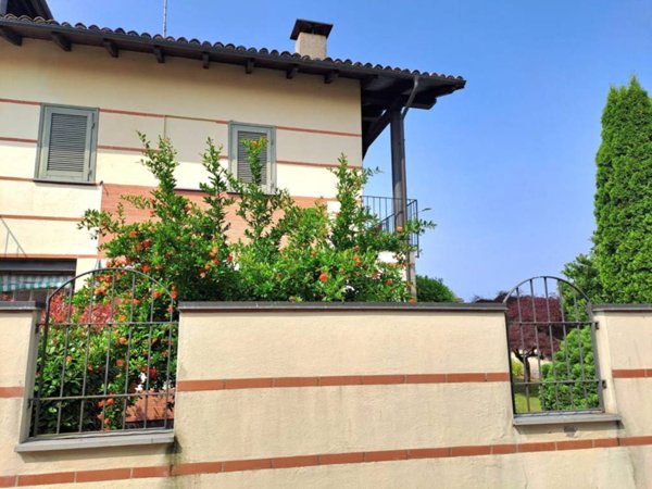 casa indipendente in vendita a Fara Novarese