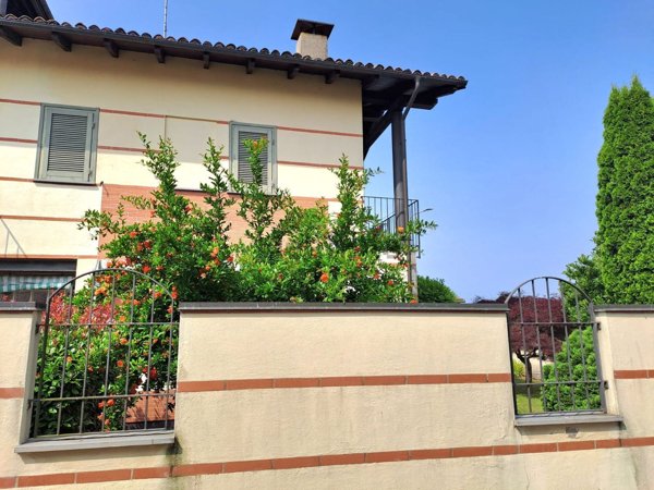 casa indipendente in vendita a Fara Novarese