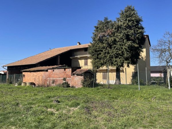 casa indipendente in vendita a Fara Novarese