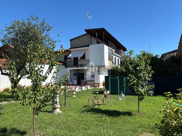 esavano in vendita a Fara Novarese