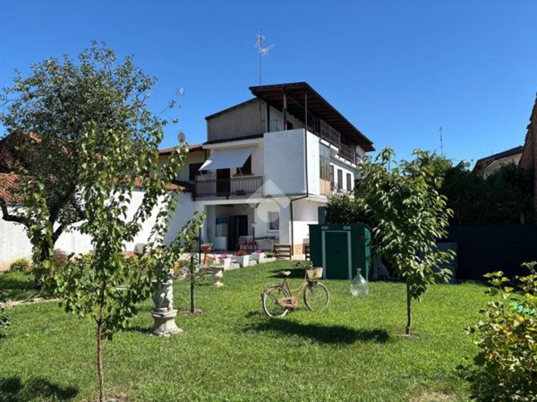 casa indipendente in vendita a Fara Novarese