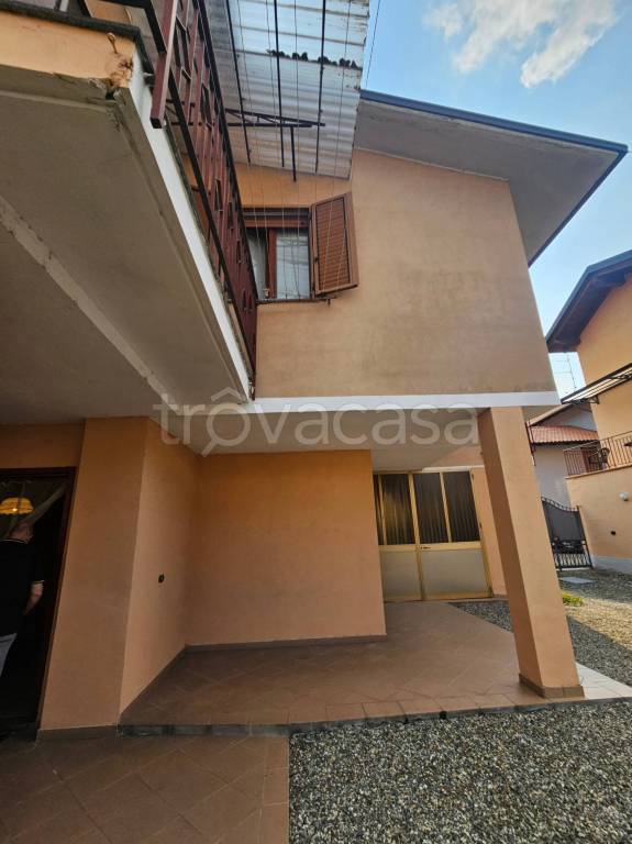 casa indipendente in vendita a Fara Novarese