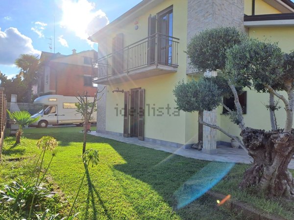 casa indipendente in vendita a Fara Novarese
