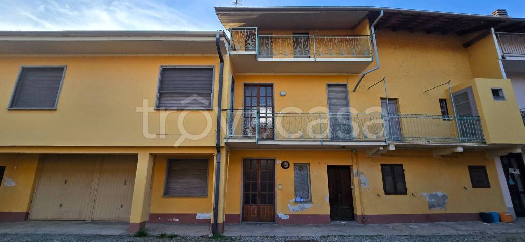 casa indipendente in vendita a Fara Novarese