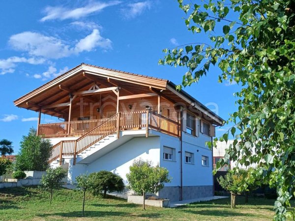 casa indipendente in vendita a Fara Novarese