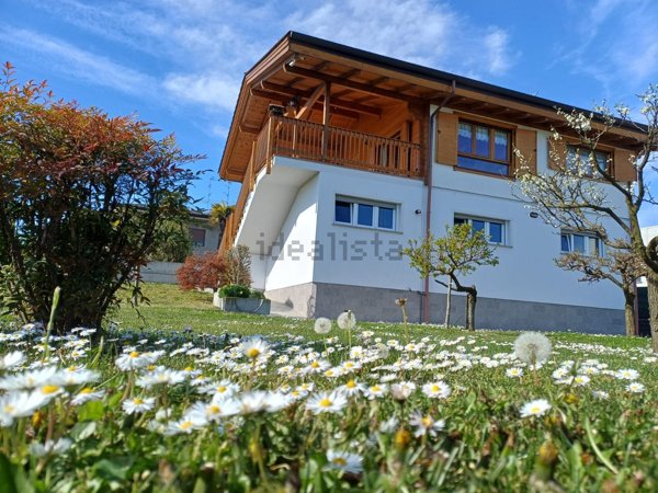 casa indipendente in vendita a Fara Novarese
