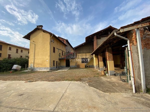 casa indipendente in vendita a Fara Novarese