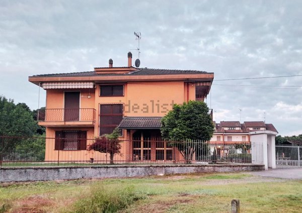 casa indipendente in vendita a Fara Novarese