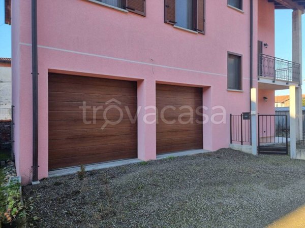 casa indipendente in vendita a Fara Novarese