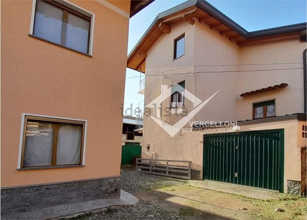 casa indipendente in vendita a Fara Novarese