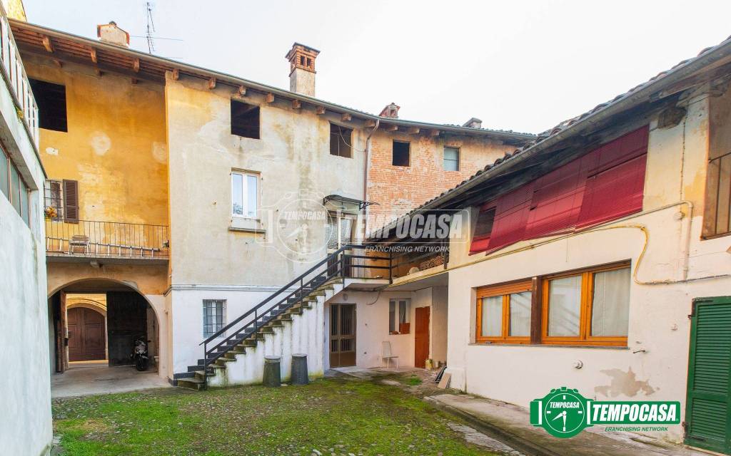 casa indipendente in vendita a Fara Novarese