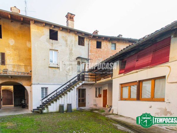 casa indipendente in vendita a Fara Novarese
