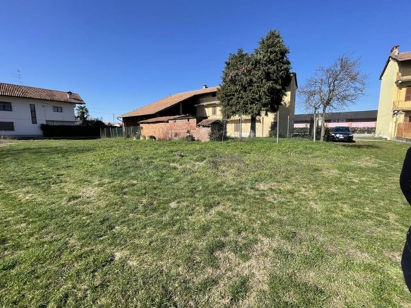 casa indipendente in vendita a Fara Novarese