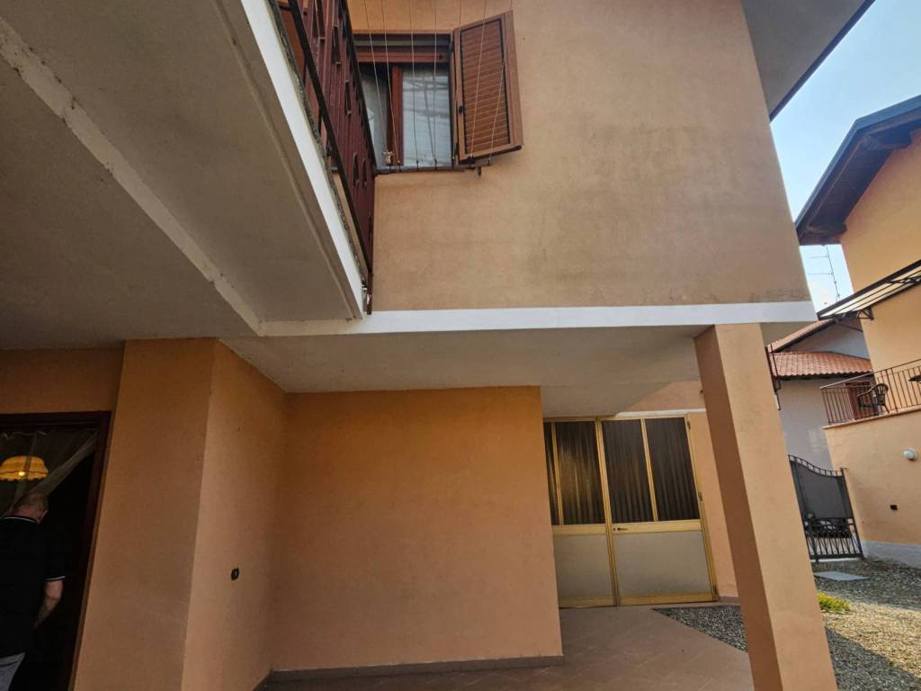 casa indipendente in vendita a Fara Novarese