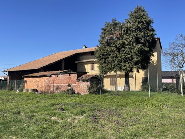 casa indipendente in vendita a Fara Novarese