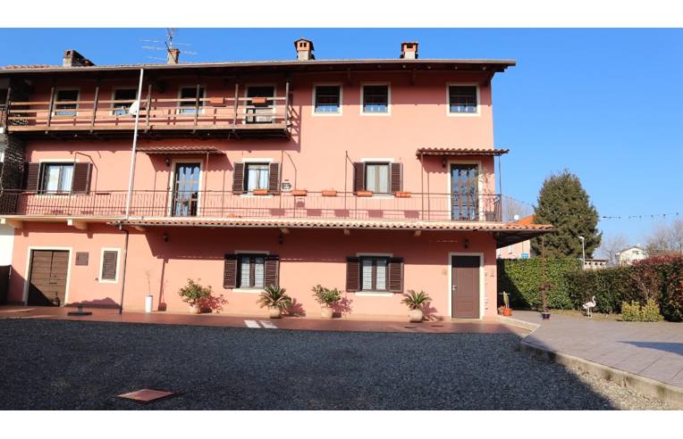 casa indipendente in vendita a Fara Novarese