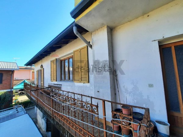 casa semindipendente in vendita a Fara Novarese