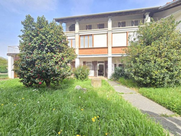 casa indipendente in vendita a Fara Novarese