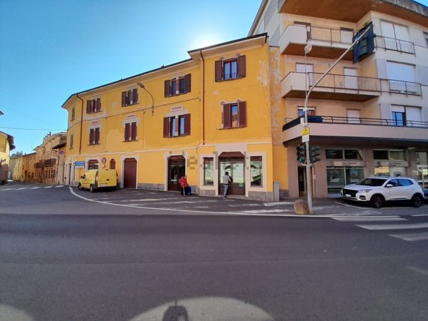 locale commerciale in vendita a Fara Novarese